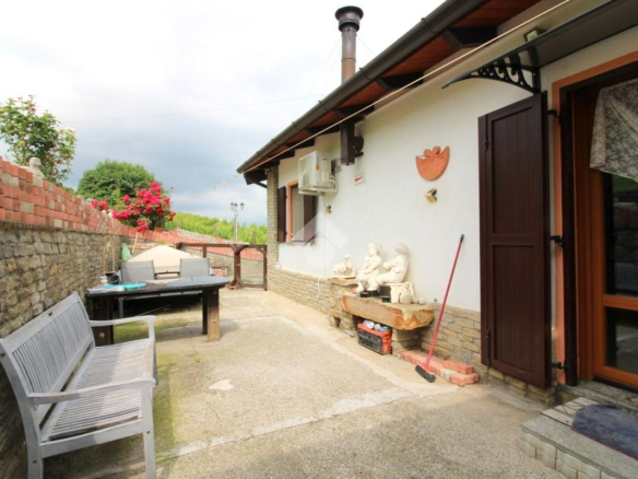 Dom z ponad 2 hektarami ziemi w Monastero Bormida – Piemont