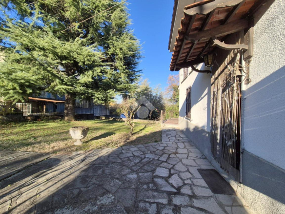 Wolnostojąca willa z ogrodem i panoramicznym tarasem w Maranzana – Piemont
