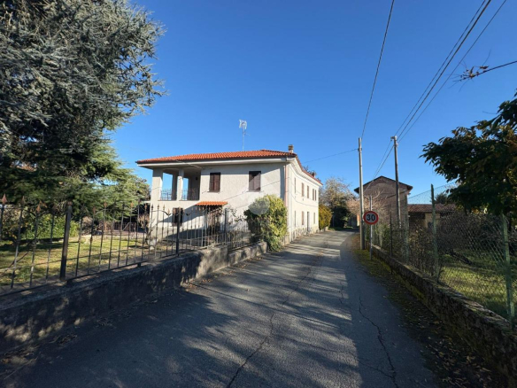 Wolnostojąca willa z ogrodem i panoramicznym tarasem w Maranzana – Piemont